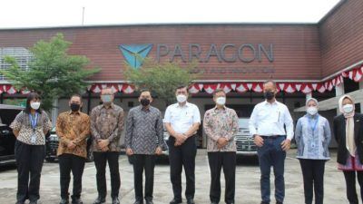 Menteri Koordinator Kemaritiman dan Investasi Luhut Binsar Pandjaitan, Menteri Kesehatan Budi Gunadi Sadikin, dan Menteri Perindustrian Republik Indonesia Agus Gumiwang Kartasasmita saat mengunjungi PT Paragon Technology and Innovation (Paragon), Selasa (10/08/2021). (Foto: Dok Paragon/Tugu Jatim)