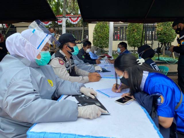 Aremania dan Aremanita saat proses screening di Polres Malang (Polres Malang), Senin (09/08/2021). (Foto: M. Sholeh/Tugu Jatim)