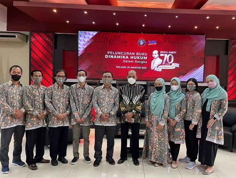 Prof. Dr. Sudarsono, SH.,MS, berfoto bersama dengan para dosen dan alumni di acara peluncuran buku Dinamika Hukum/tugu jatim