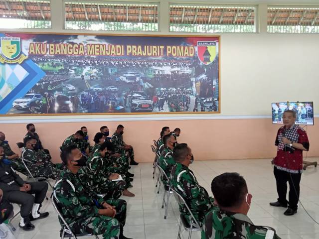 Dr Aqua Dwipayana saat Sharing Komunikasi dan Motivasi kepada prajurit di Markas Denpom V/3 Malang, Senin (30/08/2021).(Foto: Rizal Adhi Pratama/Tugu Jatim/Tugu Malang)