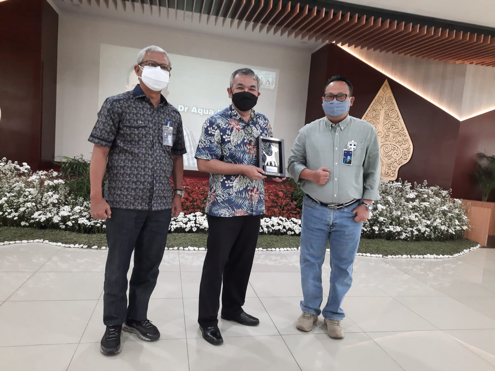Pakar Komunikasi dan Motivator Nasional Dr Aqua Dwipayana (tengah) bersama Pimpinan Wilayah BRI Semarang Wahyu Sulistiyono (kanan) dan Kepala Audit Intern BRI Wilayah Semarang Kaspiyah (kiri)/tugu jatim
