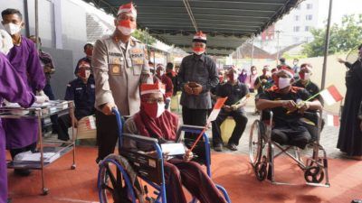 Polres Bojonegoro tampak melayani para disabilitas saat vaksinasi Covid-19 pada Selasa (10/08/2021). (Foto: Dokumen PPDI Bojonegoro/Tugu Jatim)