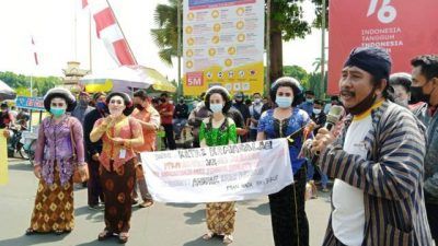 Para seniman menggelar aksi karena lama dilarang pentas karena pandemi Covid-19 di depan kantor Pemkab Tuban, Kamis (19/08/2021). (Foto: Mochamad Abdurrochim/Tugu Jatim)