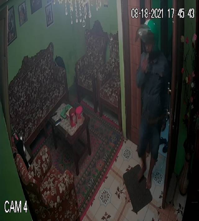 Rekaman CCTV menunjukkan seorang pria berhelm ojol sempat masuk ke rumah pemilik motor pada Rabu (18/08/2021). (Foto: tangkapan layar CCTV/Tugu Jatim)
