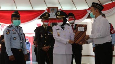 Bupati Bojonegoro Anna Muawanah menyerahkan secara langsung surat remisi kepada perwakilan warga binaan Lapas II A Bojonegoro di Pendapa Malowopati Bojonegoro, Senin (17/08/2021). (Foto: Dokumen/Tugu Jatim)