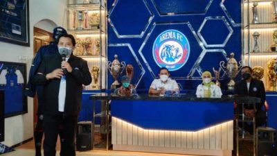 Manajemen Arema FC memberikan bocoran soal laga uji coba yang akan digelar di Yogyakarta saat launching jersey baru Arema FC, pada Selasa (17/08/2021). (Foto: Rizal Adhi Pratama/Tugu Jatim)