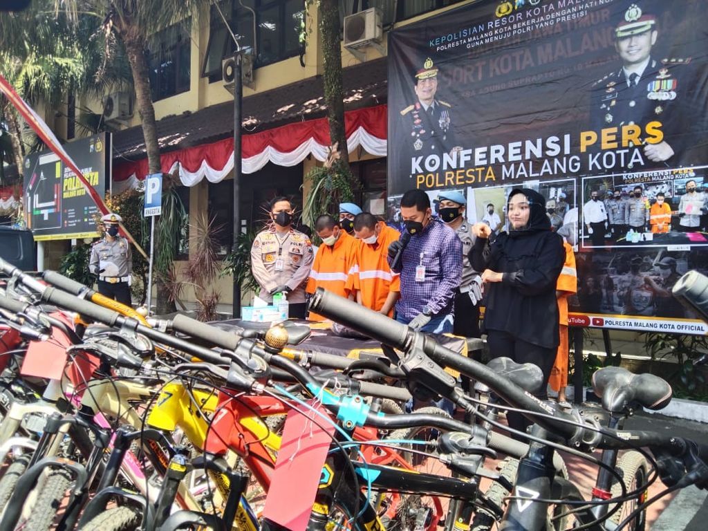 Dua pelaku pencurian spesialis sepeda gowes yang berhasil diringkus Polresta Malang/tugu jatim