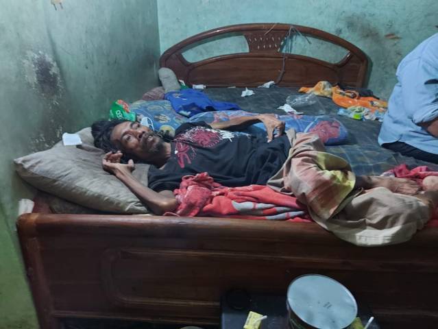 Siswoyo, 49, hanya bisa tergolek lemah di kasurnya karena sakit yang dideritanya sejak Januari 2021 lalu. (Foto:Istimewa/Tugu Jatim)