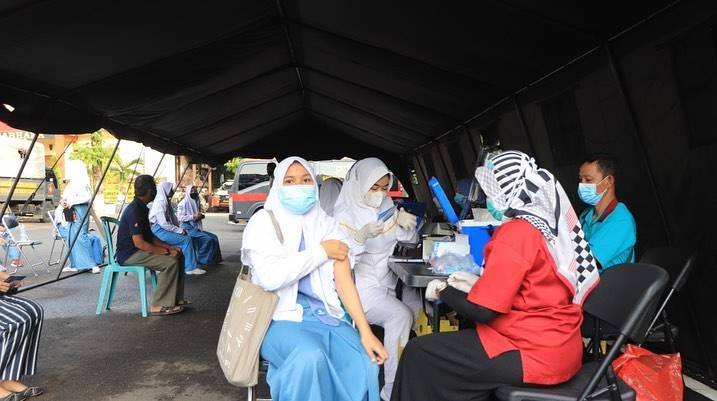 Salah satu siswi saat vaksinasi Covid-19 di Polres Tuban, Sabtu (21/08/2021). (Foto: Humas Polres Tuban/Tugu Jatim)
