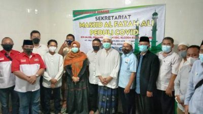 Takmir Masjid Al Fattah Ali Kota Malang Prof Dr Ir Muhammad Bisri MS bersama beberapa pegiat sosial usai serah terima bantuan pada Selasa (03/08/2021). (Foto: M. Sholeh/Tugu Jatim)