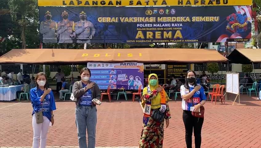 Antusiasme Aremanita saat vaksinasi di Polres Malang (Polres Malang), Senin (09/08/2021). (Foto: M. Sholeh/Tugu Jatim)