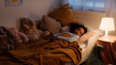 Ilustrasi posisi tidur terlentang yang dapat kurangi sakit leher dan jerawat/tugu jatim