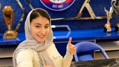 Samin Khojasteh, pebulu tangkis cantik asal Iran, ini selfie di kantor Arema FC pada Sabtu (21/08/2021). (Foto: IG @aremafcofficial/Tugu Jatim)