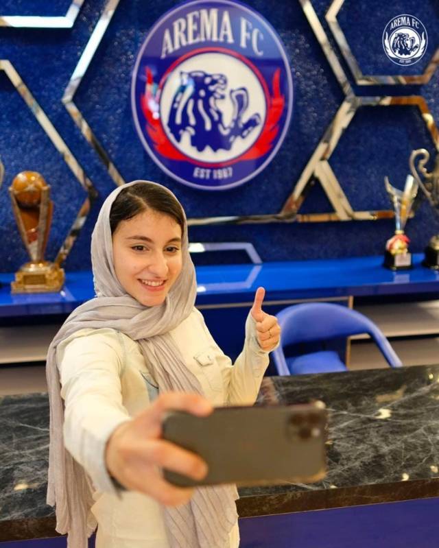 Samin Khojasteh, pebulu tangkis cantik asal Iran, ini selfie di kantor Arema FC pada Sabtu (21/08/2021). (Foto: IG @aremafcofficial/Tugu Jatim)