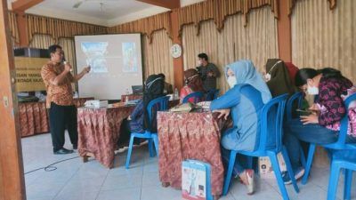 Tim LP2M UM sedang mengedukasi warga untuk mengelola kawasan Kampoeng Kajoetangan Heritage Kota Malang, Kamis (19/08/2021). (Foto: Rizal Adhi Pratama/Tugu Jatim)