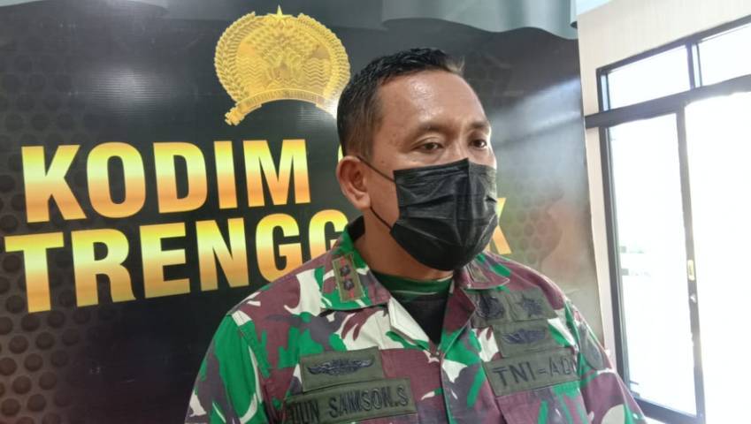 Komandan Kodim 0806 Letkol Arh Uun Samson Sugiharto setelah mengatasi kondisi membeludaknya jumlah peminat vaksinasi di Trenggalek, pada Selasa (24/08/2021). (Foto: M. Zamzuri/Tugu Jatim)