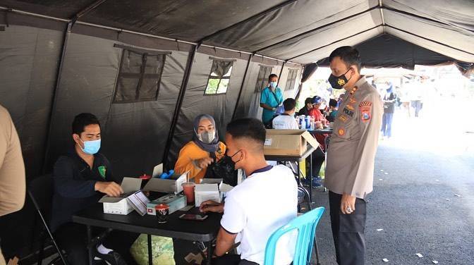 Kapolres Tuban AKBP Darman saat meninjau vaksinasi di Polres Tuban, Sabtu (21/08/2021). (Foto: Humas Polres Tuban/Tugu Jatim)