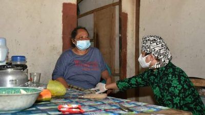 Bupati Trenggalek Mochamad Nur Arifin saat menyambangi Marmi, keluarga pasien Covid-19 yang dimintai biaya perawatan oleh puskesmas, Selasa (03/08/2021). (Foto: M. Zamzuri/Tugu Jatim)