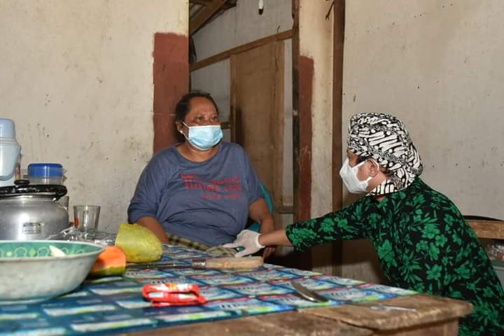Bupati Trenggalek Mochamad Nur Arifin saat menyambangi Marmi, keluarga pasien Covid-19 yang dimintai biaya perawatan oleh puskesmas, Selasa (03/08/2021). (Foto: M. Zamzuri/Tugu Jatim)