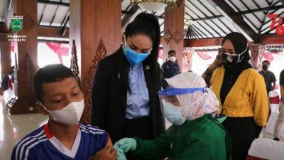 Anggota Komisi IX DPR RI Krisdayanti saat meninjau proses vaksinasi di Rumah Dinas Wali Kota Batu, Jumat (20/8/2021). (Foto: Diskominfo Kota Batu) tugu jatim