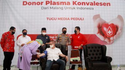 Pengusaha yang juga CEO PT Beton Indotama Surya Sim Putra Bradley selaku penyintas Covid-19 saat donor plasma konvalesen yang digagas Tugu Media Group di Aula Kantor DPRD Kota Malang pada Kamis (12/08/2021). (Foto: Rubianto/Tugu Jatim)