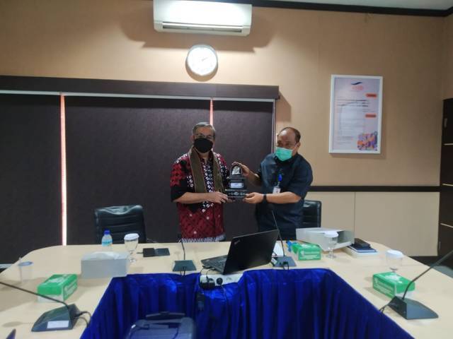 Dr Aqua Dwipayana bersama General Manager ASDP Cabang Lembar Muhammad Yasin di tengah sesi acara Sharing Komunikasi dan Motivasi, Kamis (12/8/2021) lalu. (Foto: Dokumen) tugu jatim