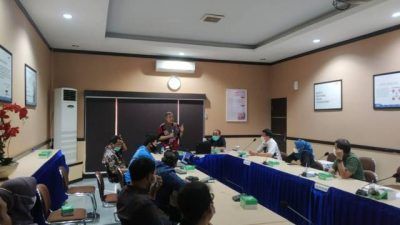 Dr Aqua Dwipayana saat mengisi sesi Sharing Komunikasi dan Motivasi di hadapan jajaran pegawai Angkutan Sungai, Danau, dan Penyeberangan (ASDP) Cabang Lembar Kabupaten Lombok Barat, Nusa Tenggara Barat dengan tema “Meningkatkan Semangat Melayani Publik”, pada Kamis (12/8/2021) siang. (Foto: Dokumen) tugu jatim