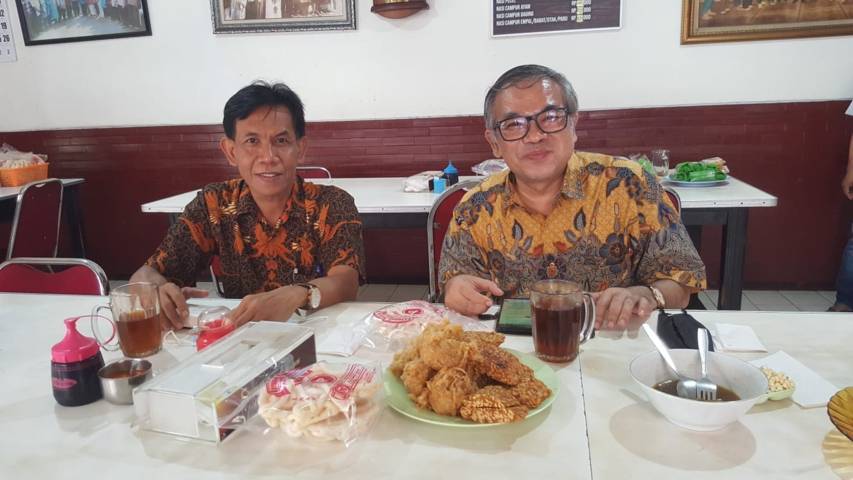 Pakar Komunikasi dan Motivator Nasional Dr Aqua Dwipayana (kanan) bersama Kepala Badan Kepegawaian dan Pengembangan Sumber Daya Manusia Kota Malang Totok Kasianto (kiri). (Foto: Dokumen) tugu jatim