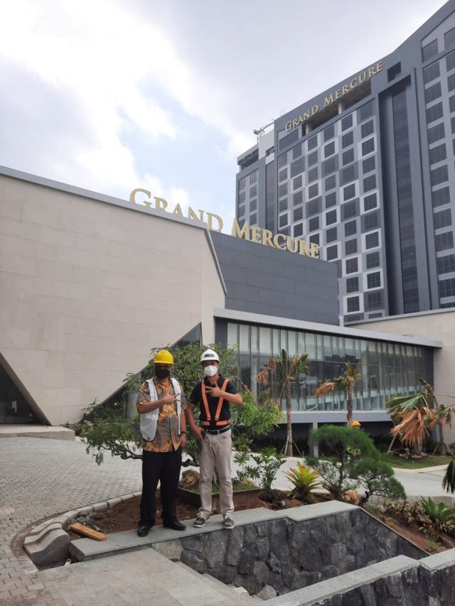 Pakar Komunikasi dan Motivator Nasional Dr Aqua Dwipayana (kiri) bersama General Manager Hotel Grand Mercure Malang Mirama Sugito Adhi (kanan). (Foto: Dokumen) tugu jatim