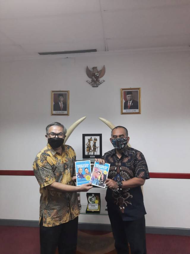 Pakar Komunikasi dan Motivator Nasional Dr Aqua Dwipayana bersama General Manager Telkom Malang Sonny Hidayat. (Foto: Dokumen) tugu jatim