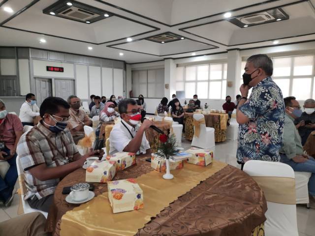 Dr Aqua Dwipayana (kanan) saat mengisi sesi Sharing Komunikasi dan Motivasi di kantor BRI Wilayah Semarang, Jumat (27/8/2021). (Foto: Dokumen) tugu jatim
