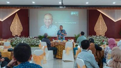 Pakar Komunikasi dan Motivator Nasional Dr Aqua Dwipayana saat mengisi sesi Sharing Komunikasi dan Motivasi di kantor BRI Wilayah Semarang, Jumat (27/8/2021). (Foto: Dokumen) tugu jatim