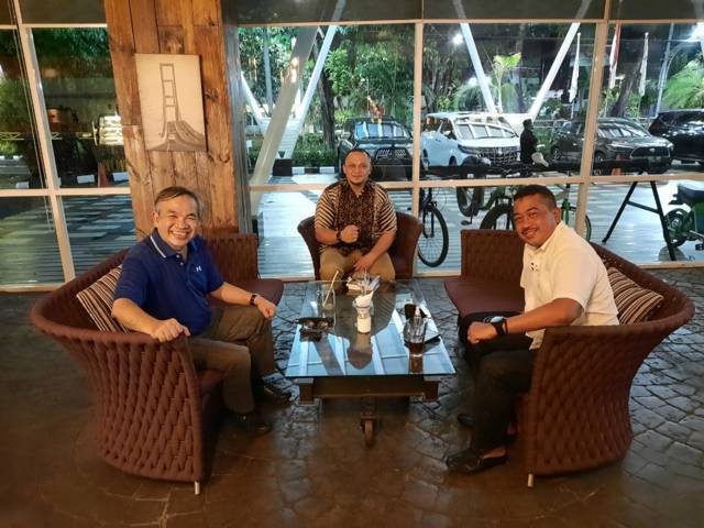 Pakar Komunikasi dan Motivator Nasional Dr Aqua Dwipayana (kanan) bersama Komandan Pomdam V/Brawijaya Kolonel Cpm Moh Sawi (kiri) dan mantan Food and Beverage Hotel The Trans Resort Seminyak Bali Noeris Achsan Asyari di resto Hotel Mercure Grand Mirama Surabaya. (Foto: Dokumen) tugu jatim