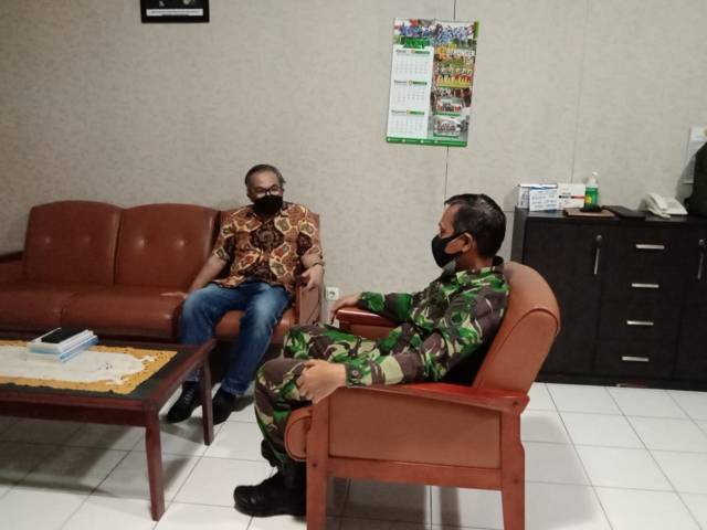 Pakar Komunikasi dan Motivator Nasional Dr Aqua Dwipayana bersama Kepala Rumah Sakit Bhakti Wira Tamtama Letkol Ckm dr. Moch. Andi Fatkhurrohman, Sp. THT. (Foto: Dokumen) tugu jatim