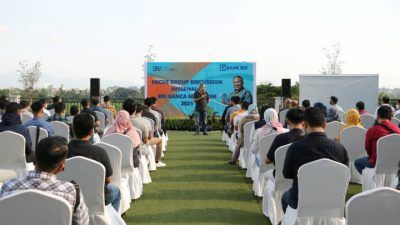 Dr Aqua Dwipayana saat mengisi sesi Sharing Komunikasi dan Motivasi kepada pegawai BRI Cabang Mataram, Rabu (11/8/2021) sore di Hotel Astoria Mataram. (Foto: Dokumen) tugu jatim