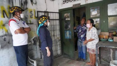 Bupati Bojonegoro saat mengunjungi warga kurang mampu rumah tidak layak huni (RTLH) di kawasan Kelurahan Ledok kulon, Minggu (15/08/2021). (Foto: Dokumen/Pemkab Bojonegoro) tugu jatim