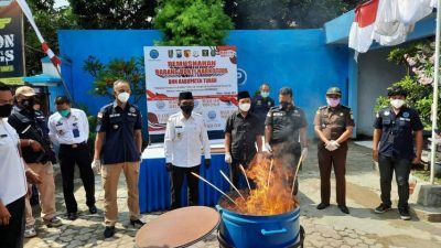 Wakil Bupati Tuban H. Riyadi (baju putih) bersama Wakil Ketua DPRD Tuban Sugiantoro (samping kiri wabup), Kepala BNNK Tuban AKBP I Made Arjana (paling kanan), dan perwakilan polres serta Kejari Tuban saat memusnahkan ganja kering seberat 1,5 kilogram di halaman kantor BNNK di Jalan Ronggolawe, Kelurahan Sidomulyo, Kecamatan Kota Tuban, Rabu (04/08/2021). (Foto: Rochim/Tugu Jatim)