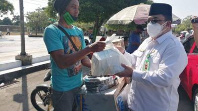 Kepala Kantor Kemenag Tuban Sahid saat membagikan sembako kepada pedagang kaki lima (PKL) di kawasan Gedung Olahraga Rangga Anoraga, Jalan Sunan Kalijaga, Tuban, dalam rangka giat peduli umat, Selasa (03/08/2021). (Foto: Humas Kemenag Tuban/Tugu Jatim)