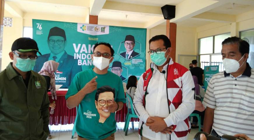 Anggota Komisi X DPR RI Hasanuddin Wahid atau yang akrab disapa Cak Udin (kaus hijau) saat meninjau program Vaksinasi Indonesia Bangkit di Kota Batu, Senin (23/08/2021). (Foto: M. Ulul Azmy/Tugu Jatim)