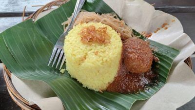 Nasi kuning disajikan dengan Masak Habang, di rumah makan Soto Banjar Belitung, Kalpataru, Malang/tugu jatim