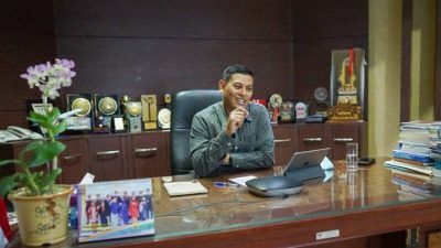 Wali Kota Kediri Abdullah Abu Bakar saat zoom meeting dan memberikan tips kepada Maba UB Kediri. (Foto: Dokumen/Tugu Jatim)