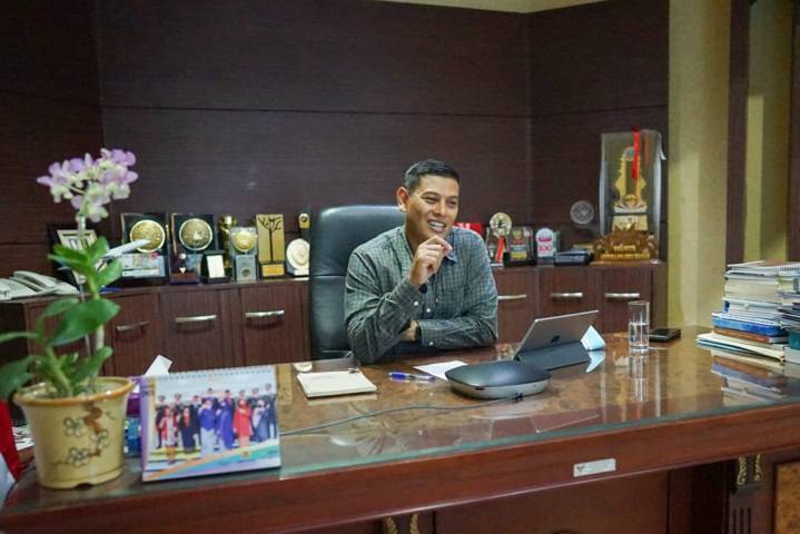 Wali Kota Kediri Abdullah Abu Bakar saat zoom meeting dan memberikan tips kepada Maba UB Kediri. (Foto: Dokumen/Tugu Jatim)