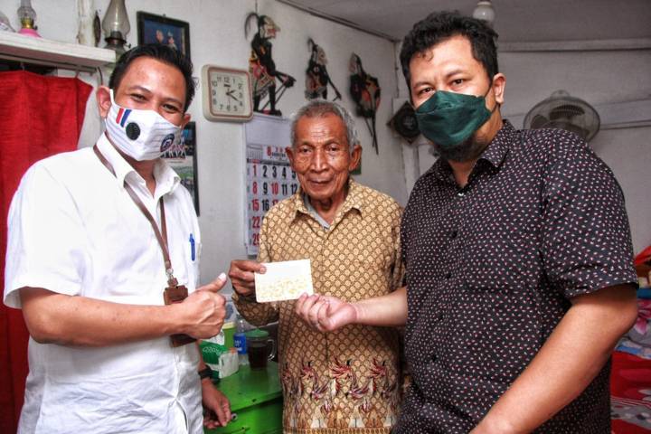 Kakek Satirun (tengah) menunjukkan buku rekening Bank Jatim baru miliknya. Ia juga didampingi Kepala Bank Jatim Malang HS Yudaka, dan CEO Tugu Media Group, Irham Thoriq. (Foto: Rubianto/Tugu Malang/Tugu Jatim)
