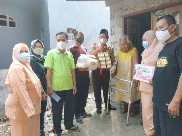 Penyaluran bantuan untuk warga terdampak Covid-19 melalui program pendidikan berbagi di Kota Kediri. (Foto: Dokumen/Tugu Jatim)