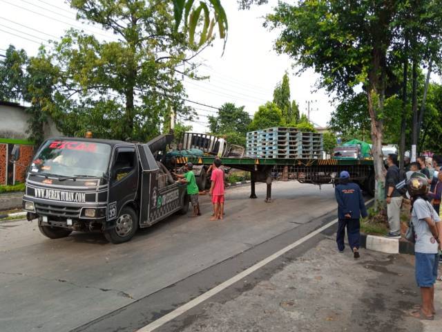Tampak truk trailer yang mengalami kecelakaan di Jalan Hos Cokroaminoto, Tuban, Senin (30/08/2021). (Foto: Mochamad Abdurrochim/Tugu Jatim)