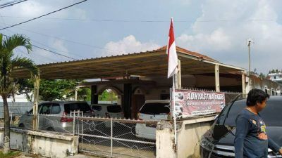 Tampak sejumlah armada di salah satu biro wisata di Kota Batu terparkir nganggur. (Foto: M Ulul Azmy/Tugu Malang/Tugu Jatim)