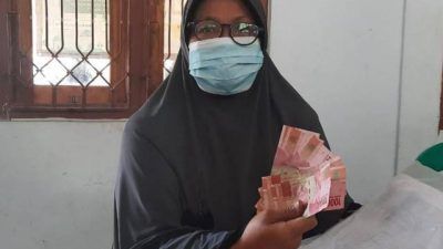 Sakinah, penerima bantuan bantuan langsung tunai (BLT) yang bersumber dari dana desa (DD) di Kecamatan Ngraho, Kabupaten Bojonegoro. (Foto: Kominfo Bojonegoro) tugu jatim