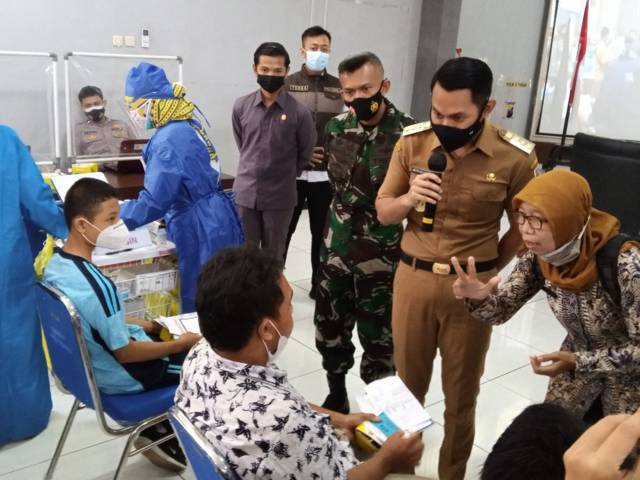 Bupati Tuban, Aditya Halindra Fardizky saat meminta keterang kepada salah satu penyandang tunawicara saat program Vaksinasi Merdeka di Mapolres Tuban, Selasa (10/8/2021). (Foto: Moch Abdurrochim/Tugu Jatim) ppkm