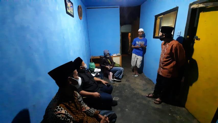 Wakil Fraksi PKS DPRD Kota Malang Trio Agus Purwono berbincang dengan Ketua RT 04, RW 07, Sampurna Adi Wijaya dan disaksikan warga sekitar, di rumah Siswoyo, Sabtu malam (21/08/2021). (Foto: Dokumen PKS Kota Malang/Tugu Jatim)