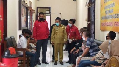 Ketua DPC PDIP Kota Batu Punjul Santoso (berbaju dinas) saat berdialog dengan pelaku aksi vandalisme terhadap baliho Puan Maharani di Polres Batu, Senin (30/08/2021). (Foto: M. Ulul Azmy/Tugu Jatim/Tugu Malang)